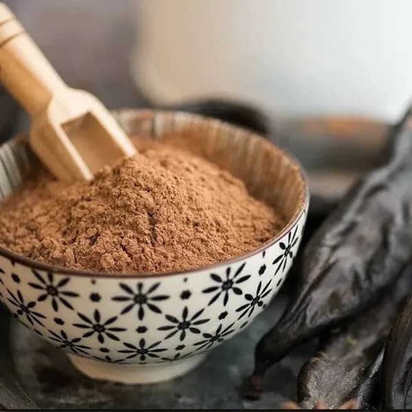 Harina de algarroba oscura o tostada