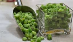 Pomelo verde en cubo